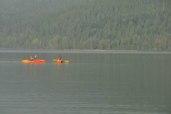 Caiaque no Lake McDonald, maior lago do Glacier National Park, em Montana, nos Estados Unidos